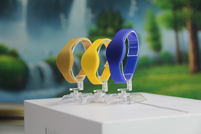 id硅膠腕帶口水兜的優勢及使用方法