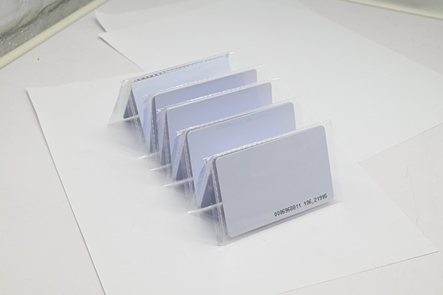 感應式公交PVC卡相對于磁條卡有什么優(yōu)點