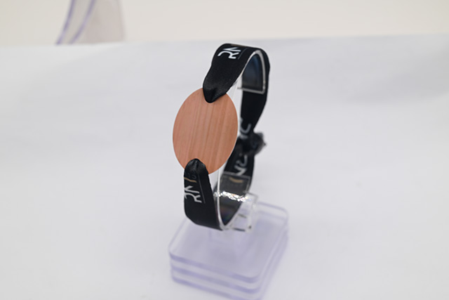 智能卡主體上還設(shè)有指紋傳感器，固定在手持部位